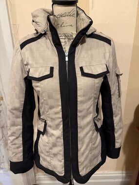 Sunice Two-Tone Hooded Ski Jacket in Beige and Black